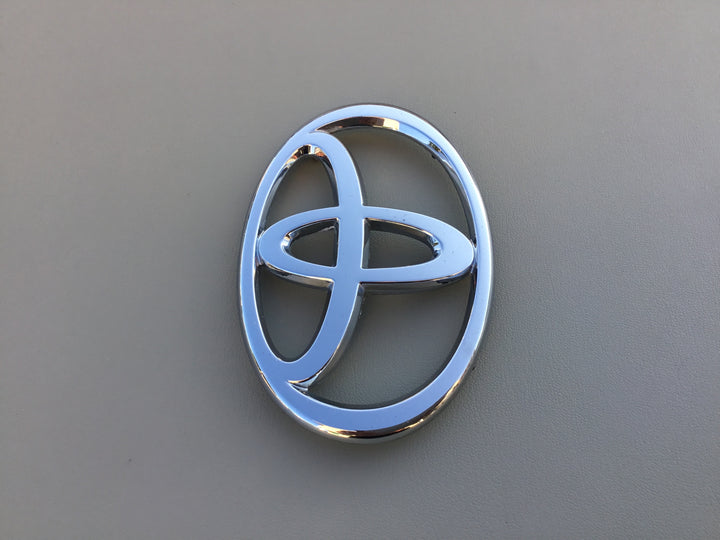 2004-2005 Toyota Sienna Grille Emblem