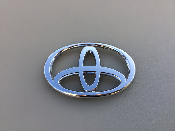 2004-2005 Toyota Sienna Grille Emblem