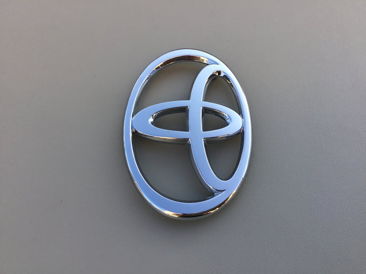 2004-2005 Toyota Sienna Grille Emblem