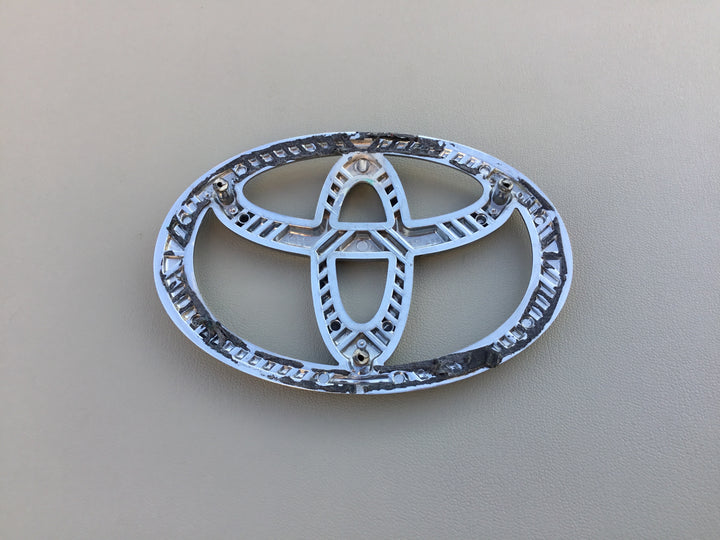 2004-2005 Toyota Sienna Grille Emblem