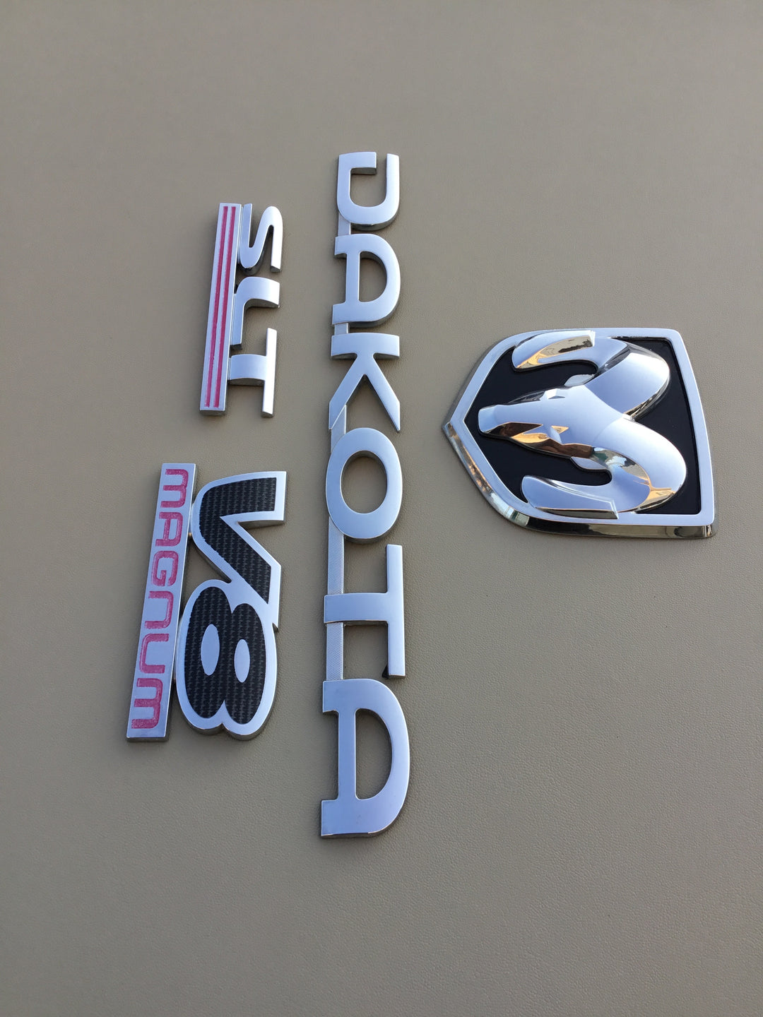 2005-2011 Dodge Dakota SLT V8 Magnum Tailgate Emblem Set