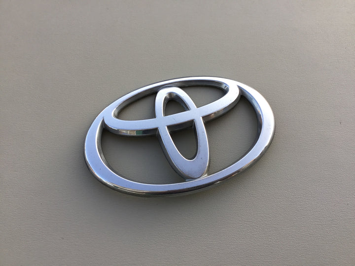 2001-2003 Toyota Highlander Grille Emblem