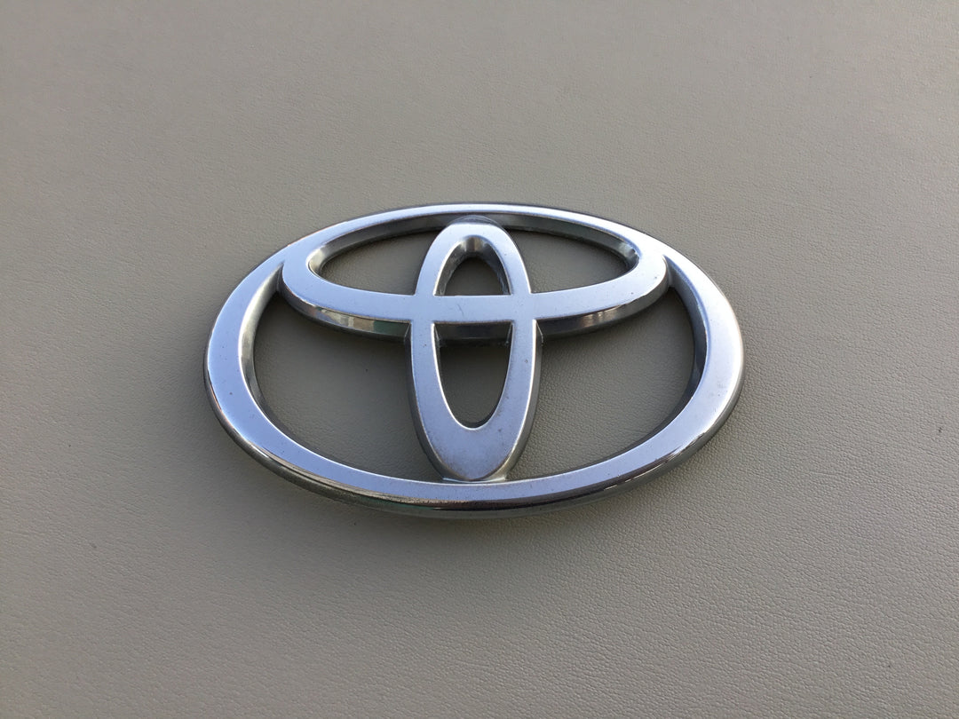 2001-2003 Toyota Highlander Grille Emblem