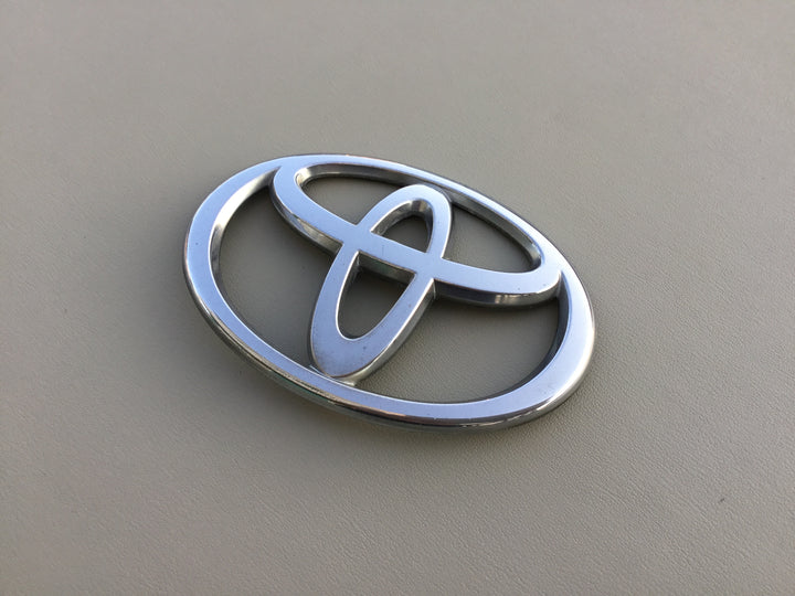 2001-2003 Toyota Highlander Grille Emblem