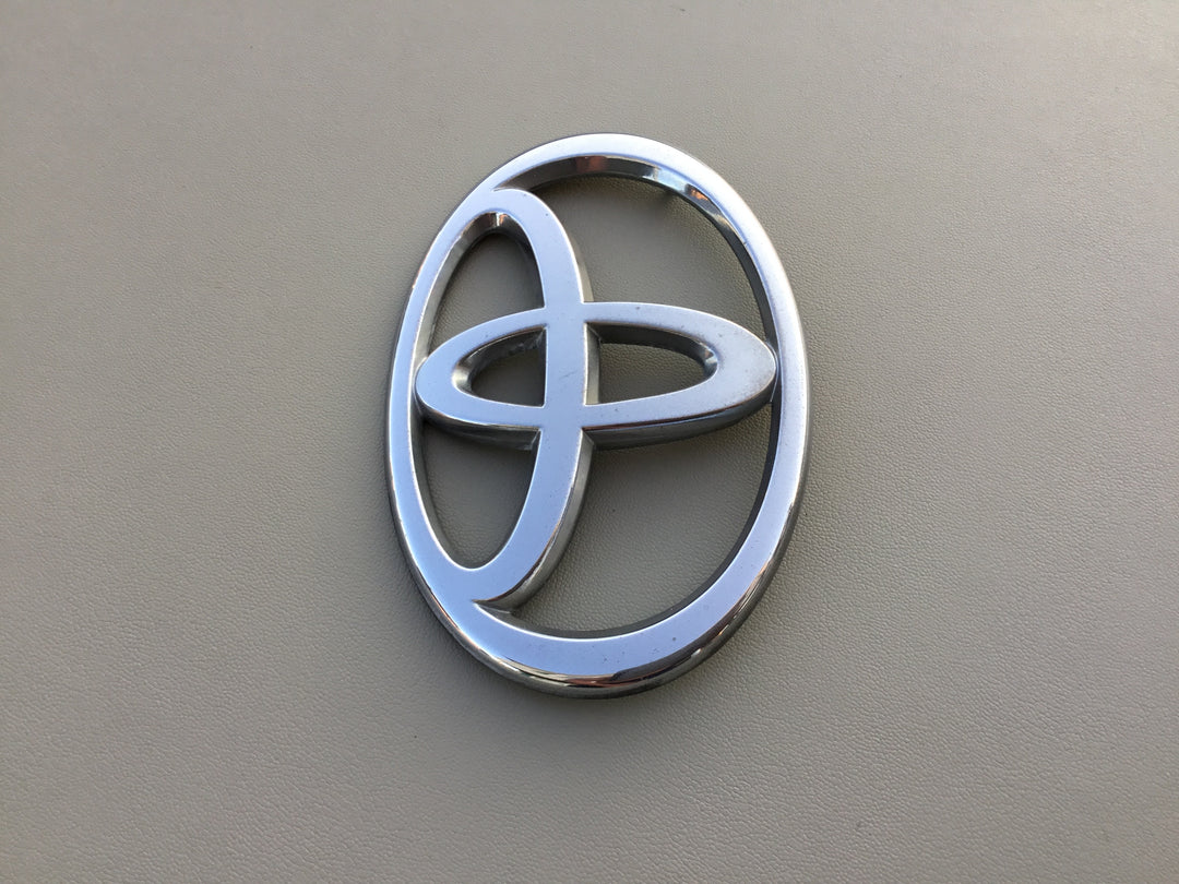 2001-2003 Toyota Highlander Grille Emblem