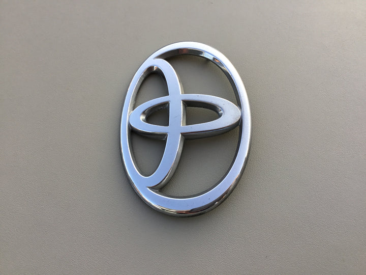 2001-2003 Toyota Highlander Grille Emblem