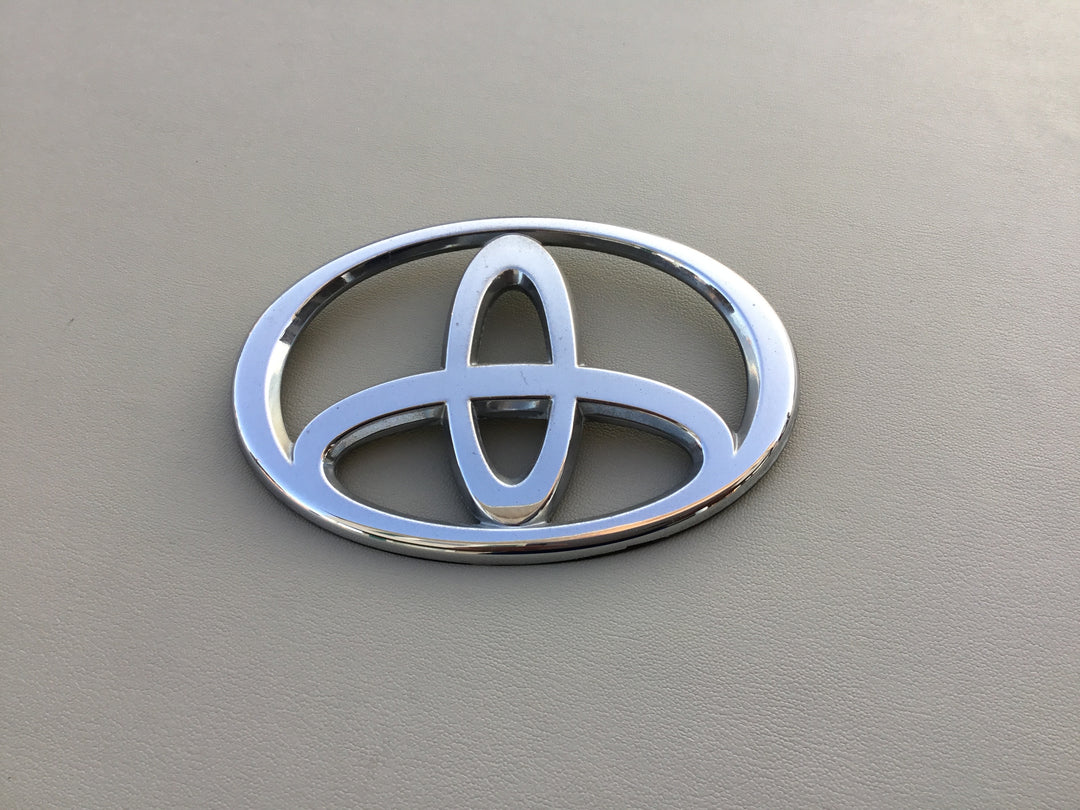 2001-2003 Toyota Highlander Grille Emblem