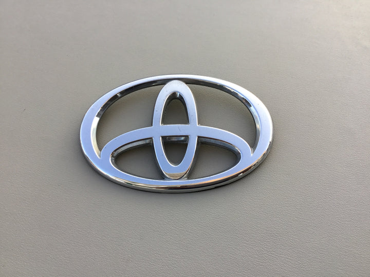 2001-2003 Toyota Highlander Grille Emblem