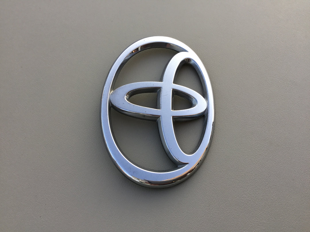 2001-2003 Toyota Highlander Grille Emblem