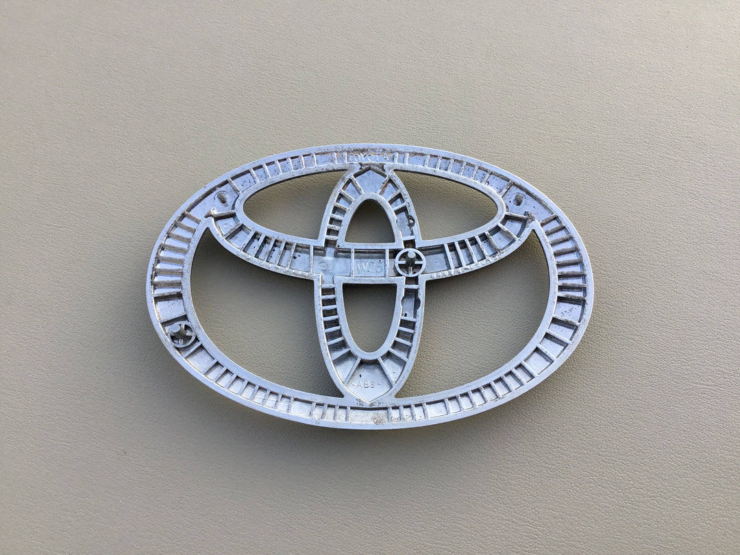 2001-2003 Toyota Highlander Grille Emblem