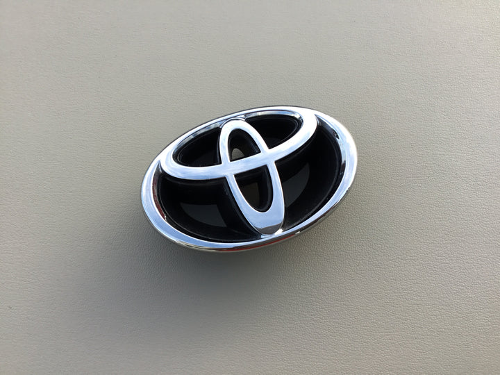 1998-2000 Toyota Corolla Grille Emblem