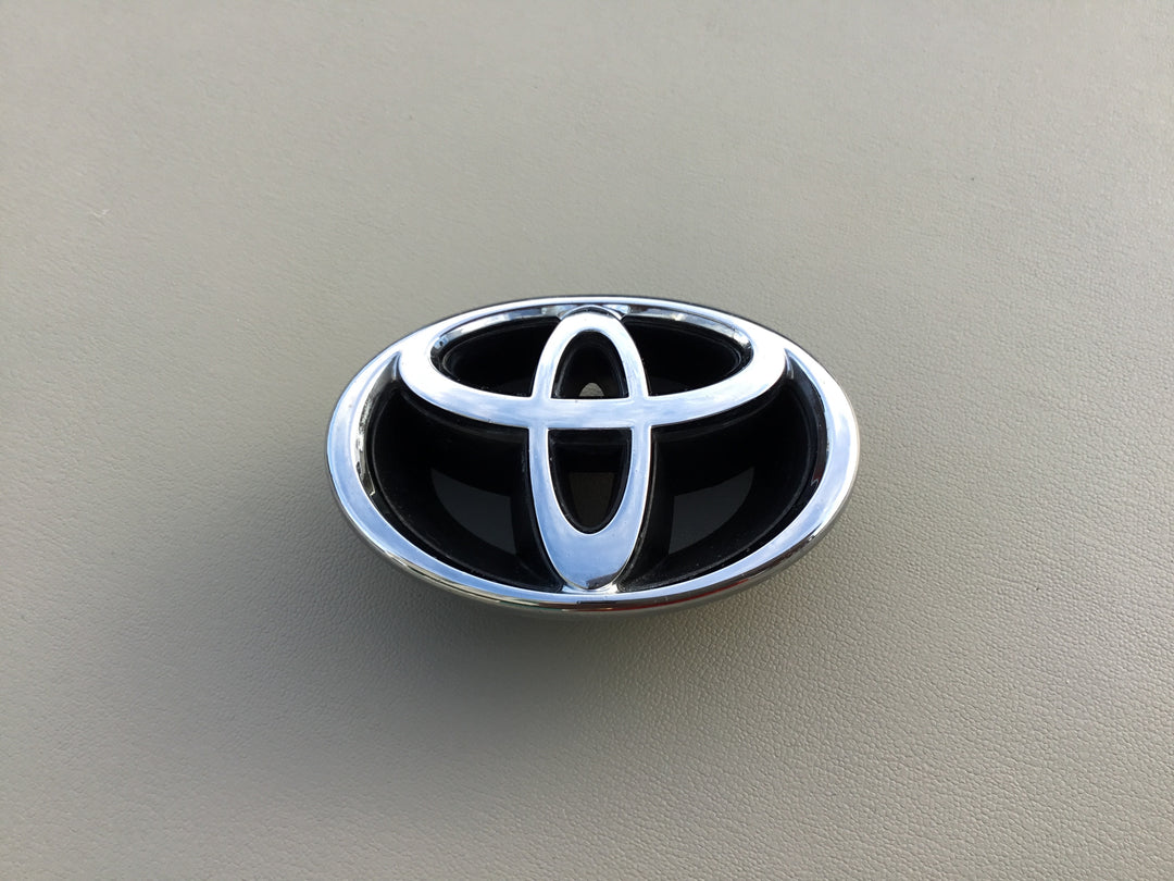 1998-2000 Toyota Corolla Grille Emblem