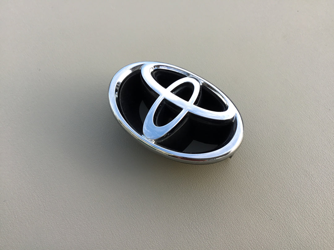 1998-2000 Toyota Corolla Grille Emblem