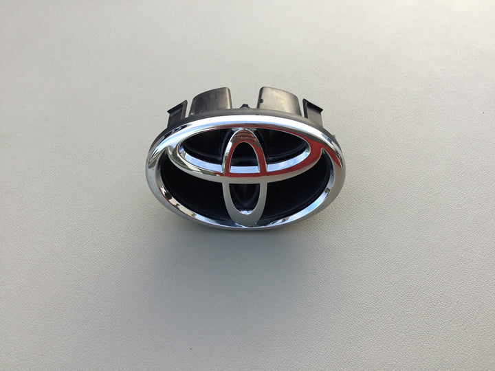 1998-2000 Toyota Corolla Grille Emblem