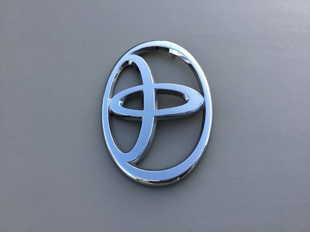 2004-2007 Toyota Highlander Grille Emblem