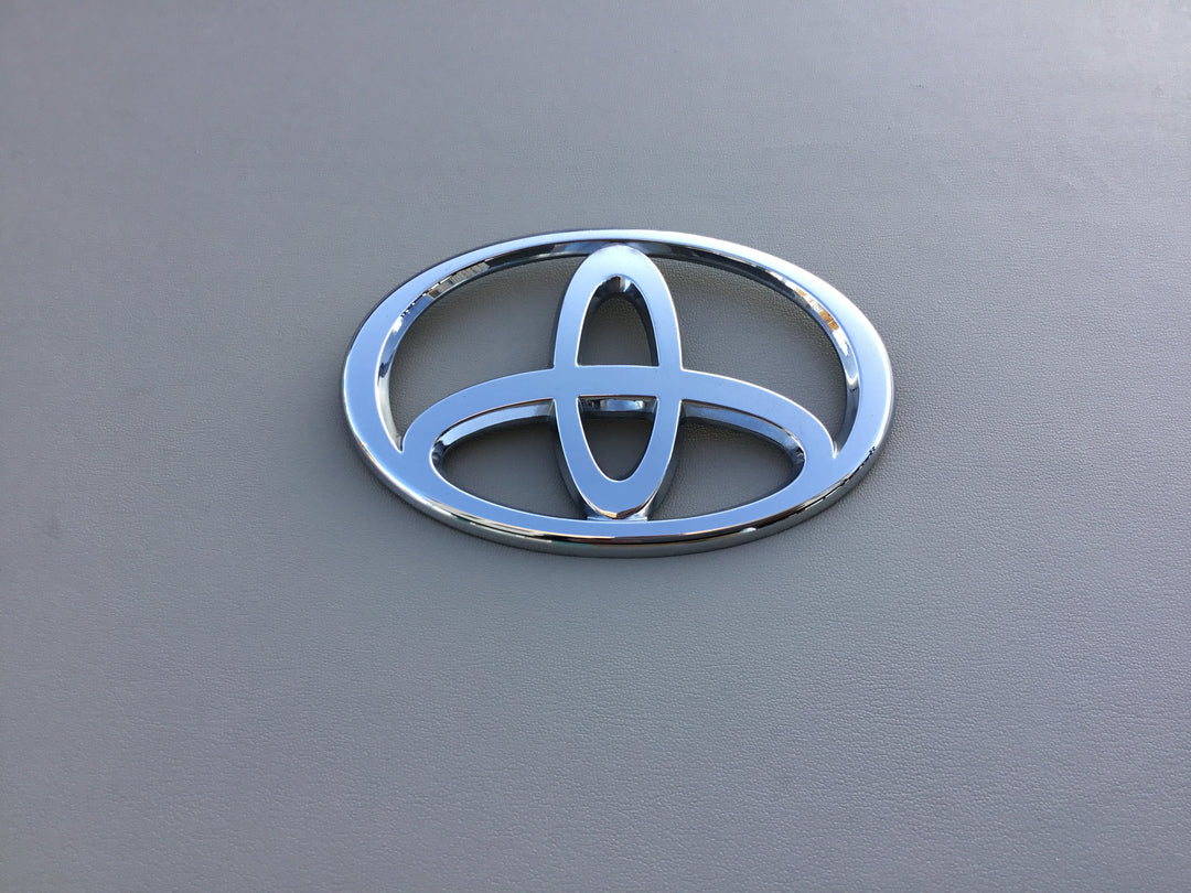 2004-2007 Toyota Highlander Grille Emblem