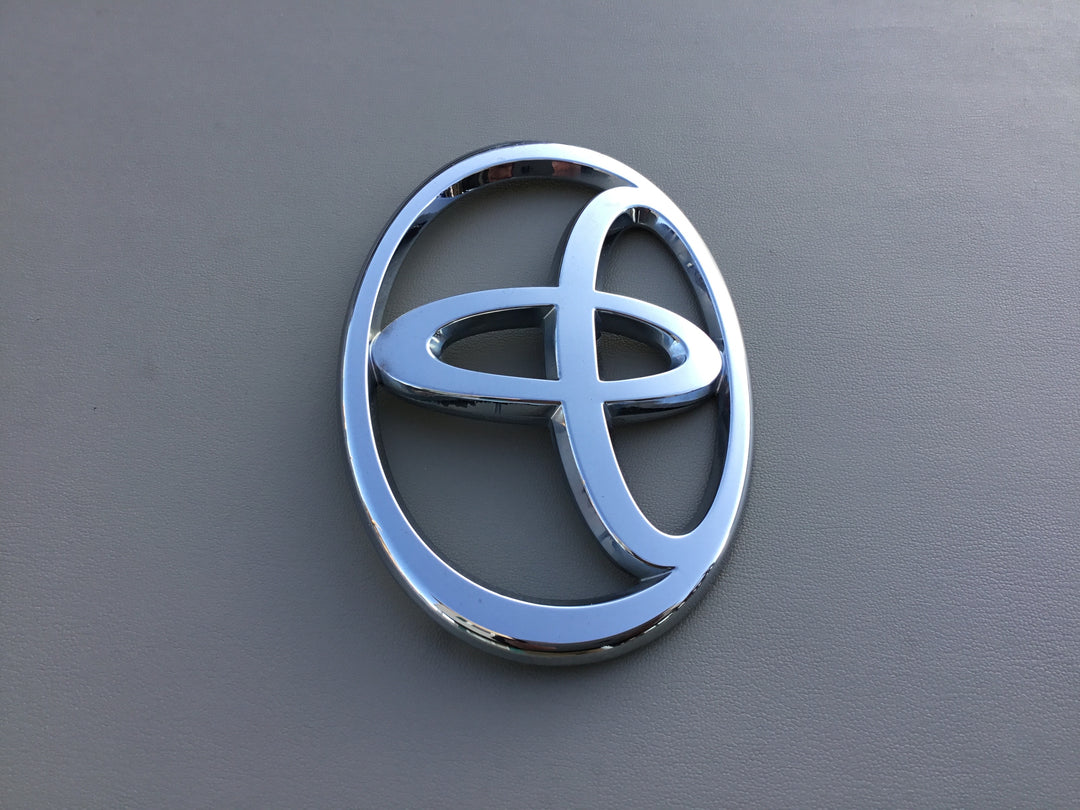 2004-2007 Toyota Highlander Grille Emblem