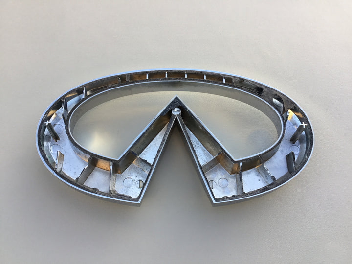 2004-2007 Infiniti QX56 Grille Emblem